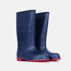Classic Wellies Navy: A pair of navy blue wellington boots with a red sole, standing on a white surface.